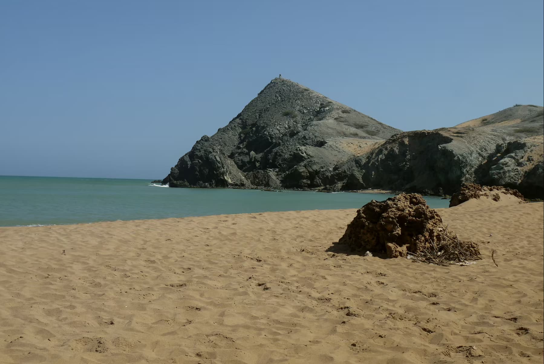 Costa, arena y relieve rocoso en Pilon de Azucar.