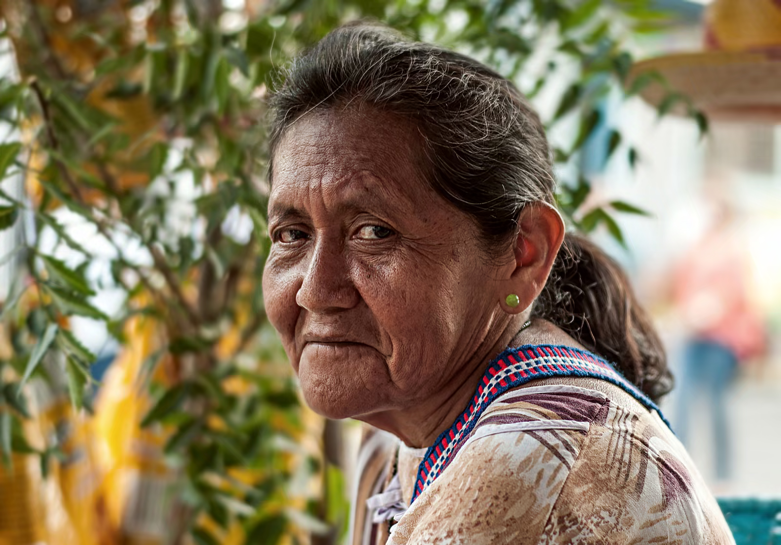 Retrato de una mujer wayuu en un entorno cotidiano.
